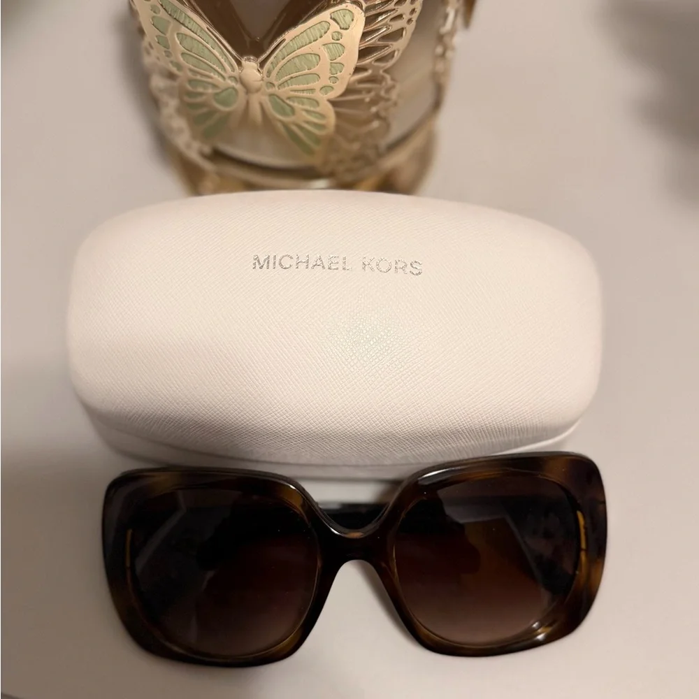 Michael Kors Brown Tortoiseshell Sunglasses with White Case - Picture 1 of 3